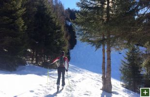 Skitour bei strahlendem Sonnenschein